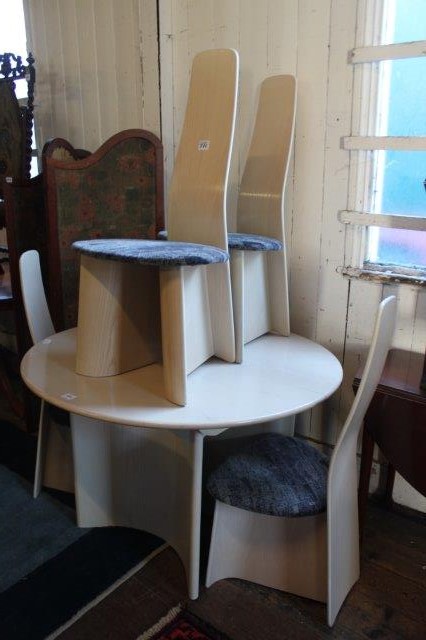 G-Plan circular dining table & 4 chairs(-)